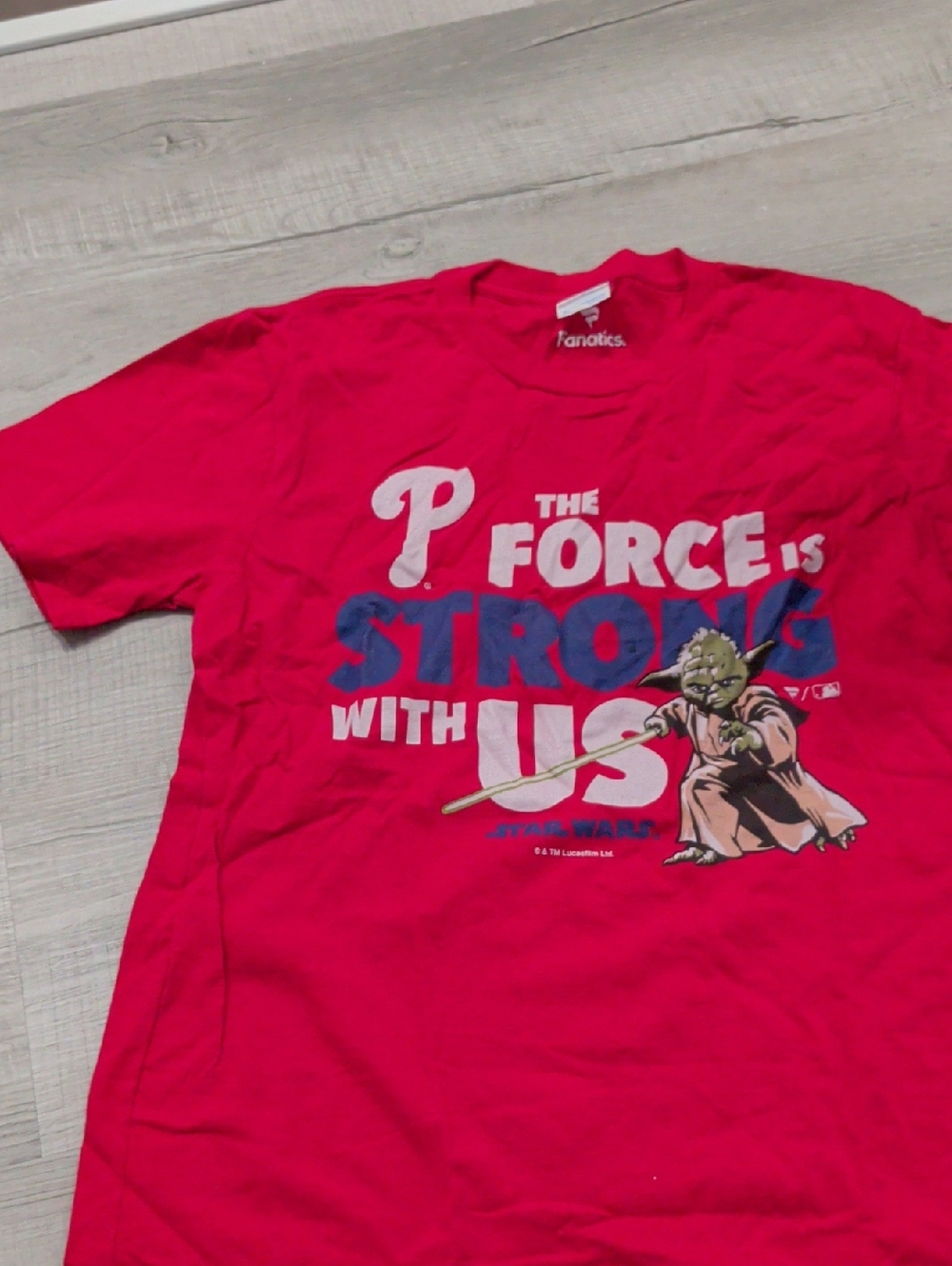 Philadelphia Phillies Fanatics Branded Star Wars Shirt With Yoda. Kids Large.